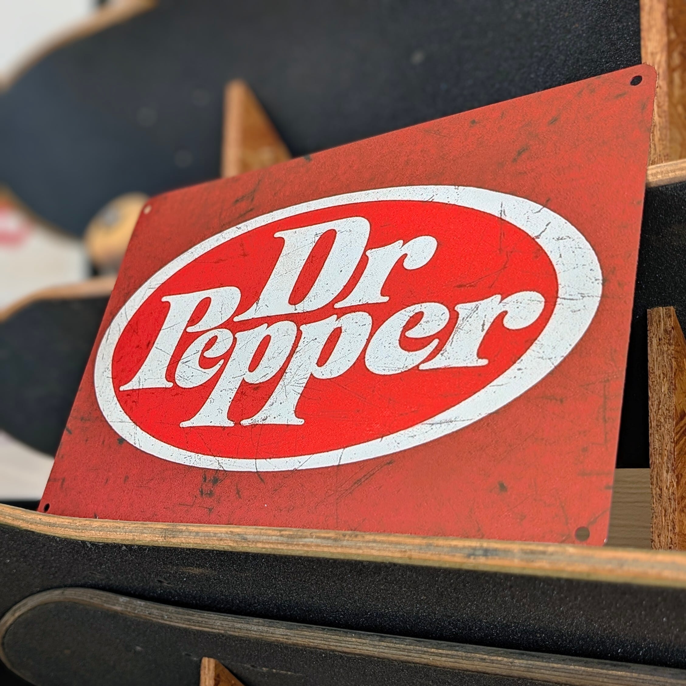 送料無料!ちょうどいいブリキ看板【 Dr.Pepper ( ドクター・ペッパー ) 】 METAL SIGN / メタルサイン / ブリキ看板 / サインボード / ビンテージ加工〚アメリカン雑貨 アメトイ〛