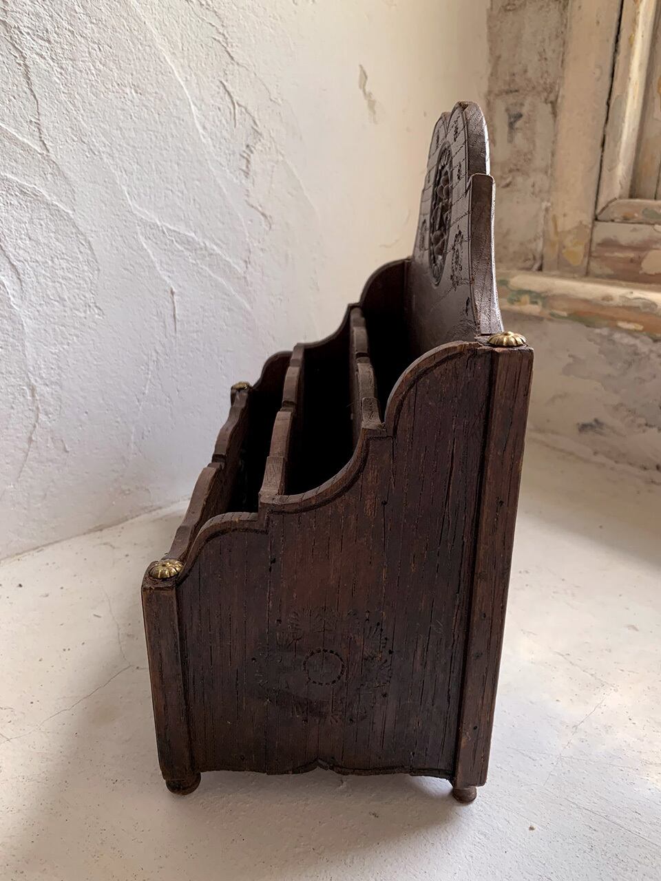 焦げ茶 3段レターラック 木彫り 舵 花模様 | Brocante de La Cocotte