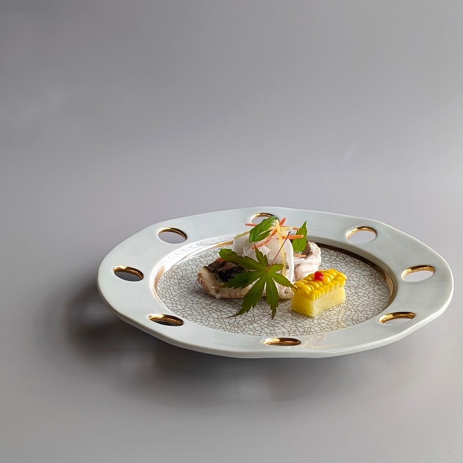 有田焼】金ライン貫入白 穴あきプレート(中) | 和食器のすべて