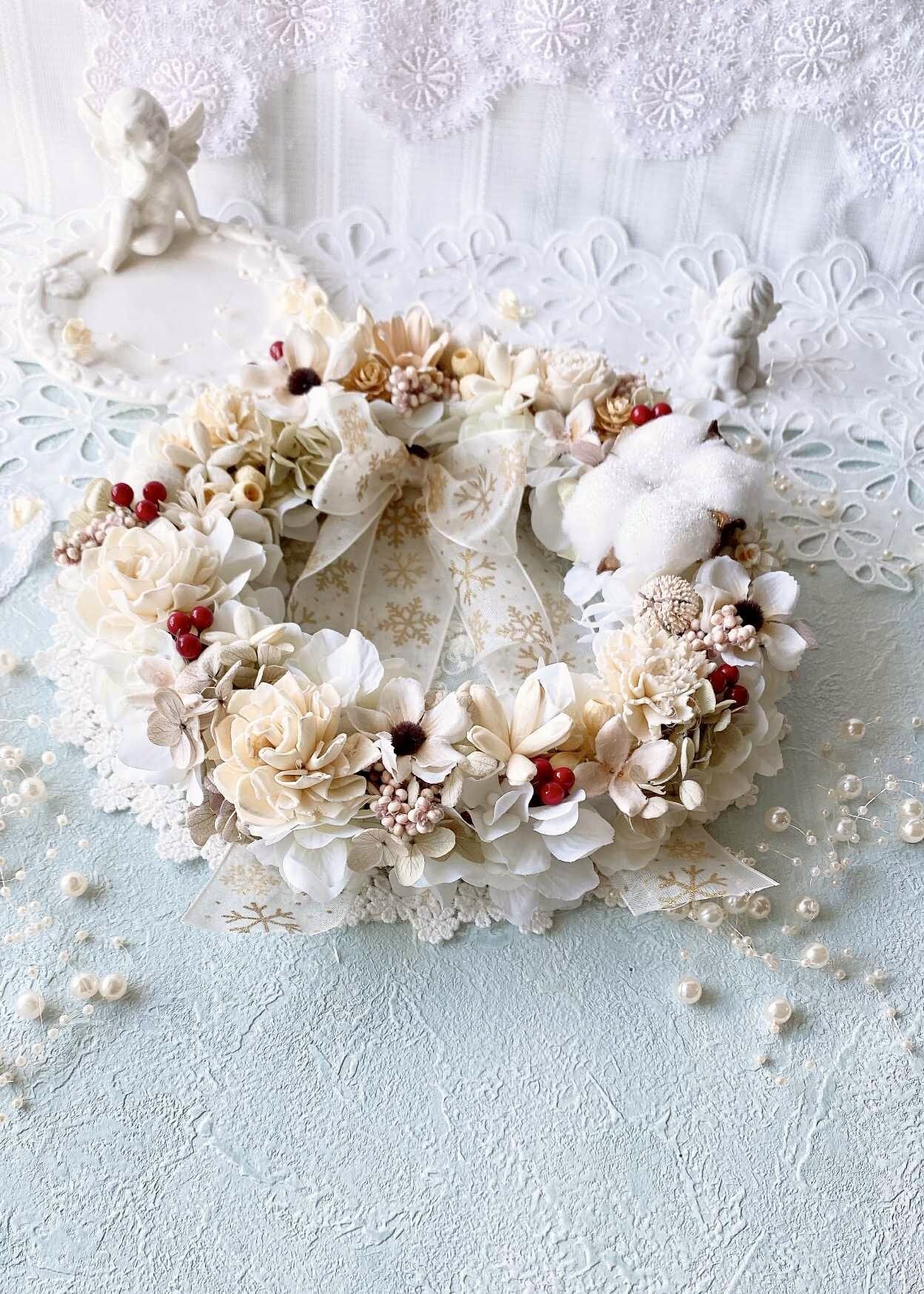 【WR-006】ホワイトスノーのやさしい冬リース｜ふんわり心を包むクリスマスギフト｜雪の結晶リボン付き・アイボリー×ドライフラワー・壁掛け/インテリア・贈り物におすすめ