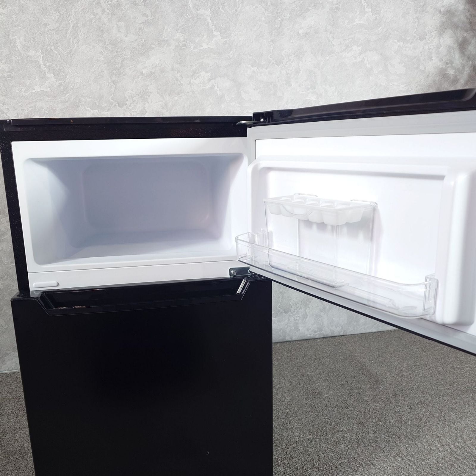 美品】2023年製ブラック冷蔵庫 YRZ-C09H1 87L 【公式通販】