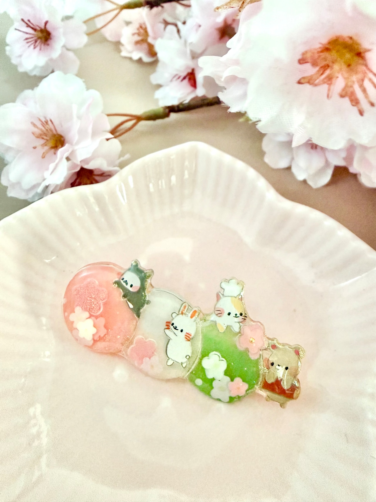 ブローチ『桜も団子も楽しむだる☆』ストーリーカード付き