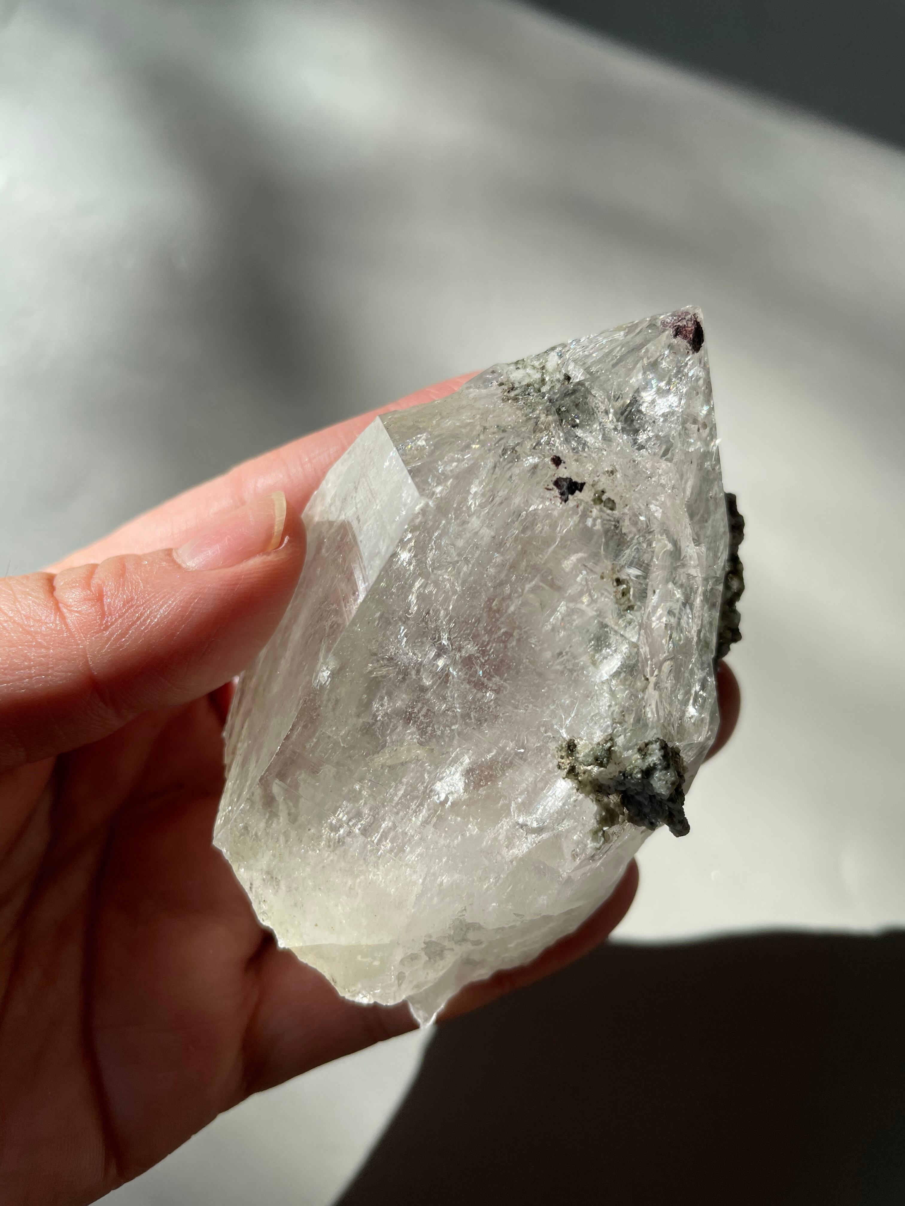 パキスタン　ギルギット　スカルドゥ産　ヒマラヤ水晶　マイカ　クローライト　虹