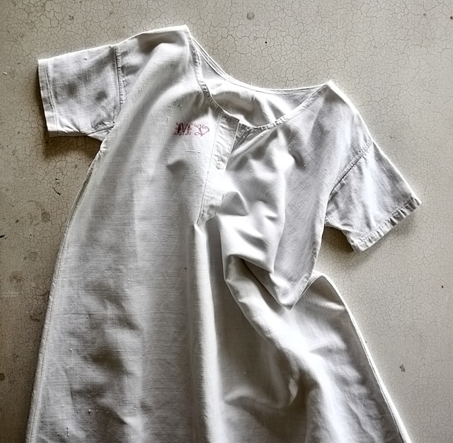 1900s フランス 手織リネン 大きなモノグラムと牧歌的ワンピース アンティーク