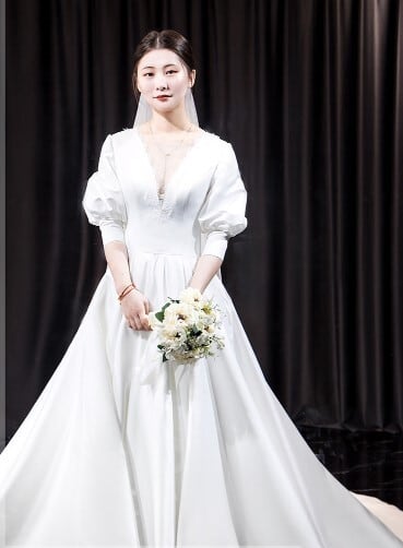 美品！ ウエディングドレス ホワイト ミニトレーン/短トレーン 深V  