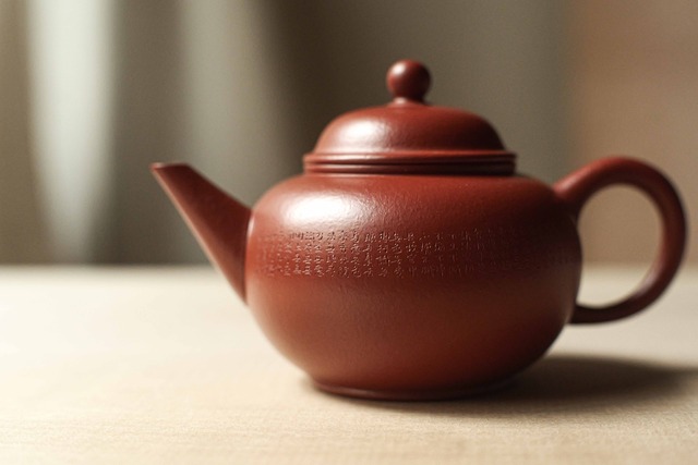 宜興紫砂壺　「全手工水平壺・般若心経」・趙莊朱泥（陳亮・王清松）<約120cc>