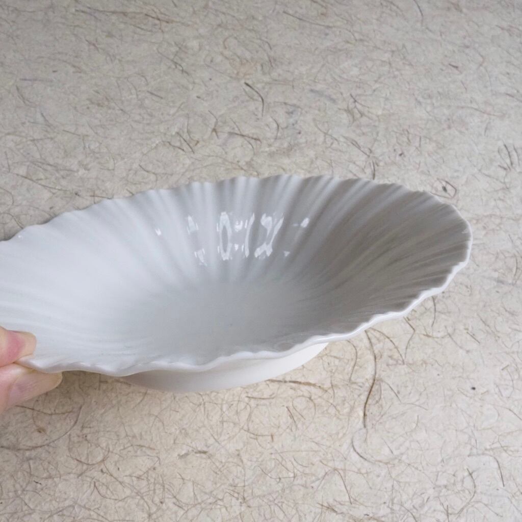 色原 昌希/白磁 レリーフ深皿 5.5寸