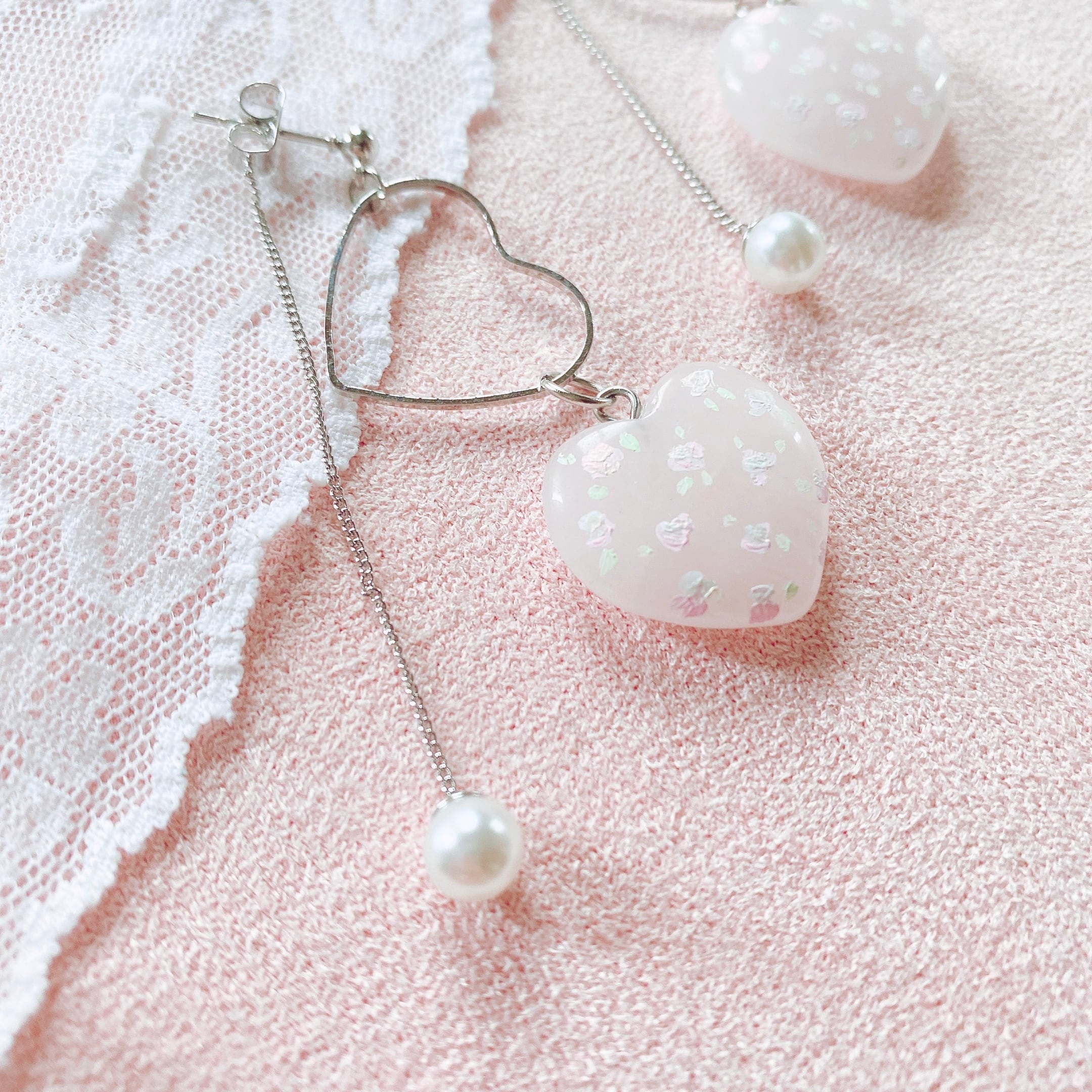 天然石×handpaint ゆらゆらパールと小花柄シルバー耳飾り