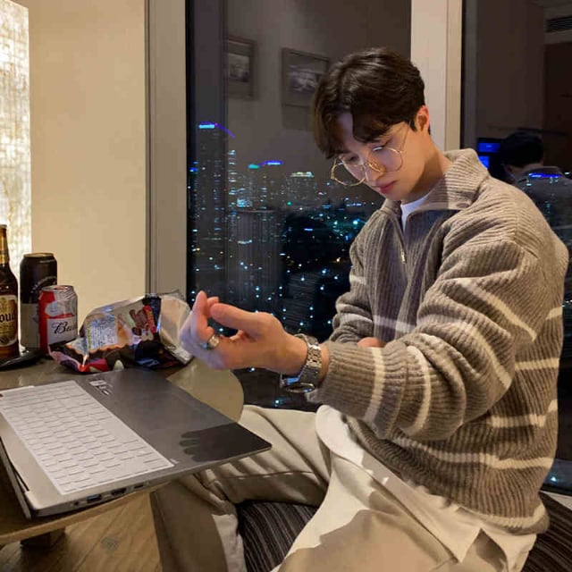 【予約販売】ニット セーター 襟付き ボーダー柄 ジップアップ ベージュ/グレー/ブラック オーバーサイズ メンズ シンプル こなれ感 ストリート お洒落 韓国 トレンド 秋冬 M/L/XL