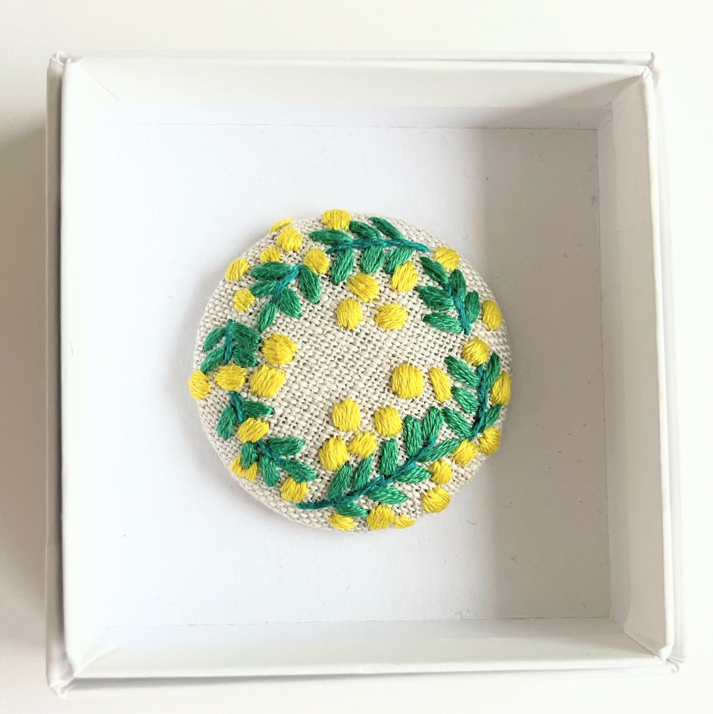 ミモザのリースの刺繍ブローチ【botanical】#349 | j.couture