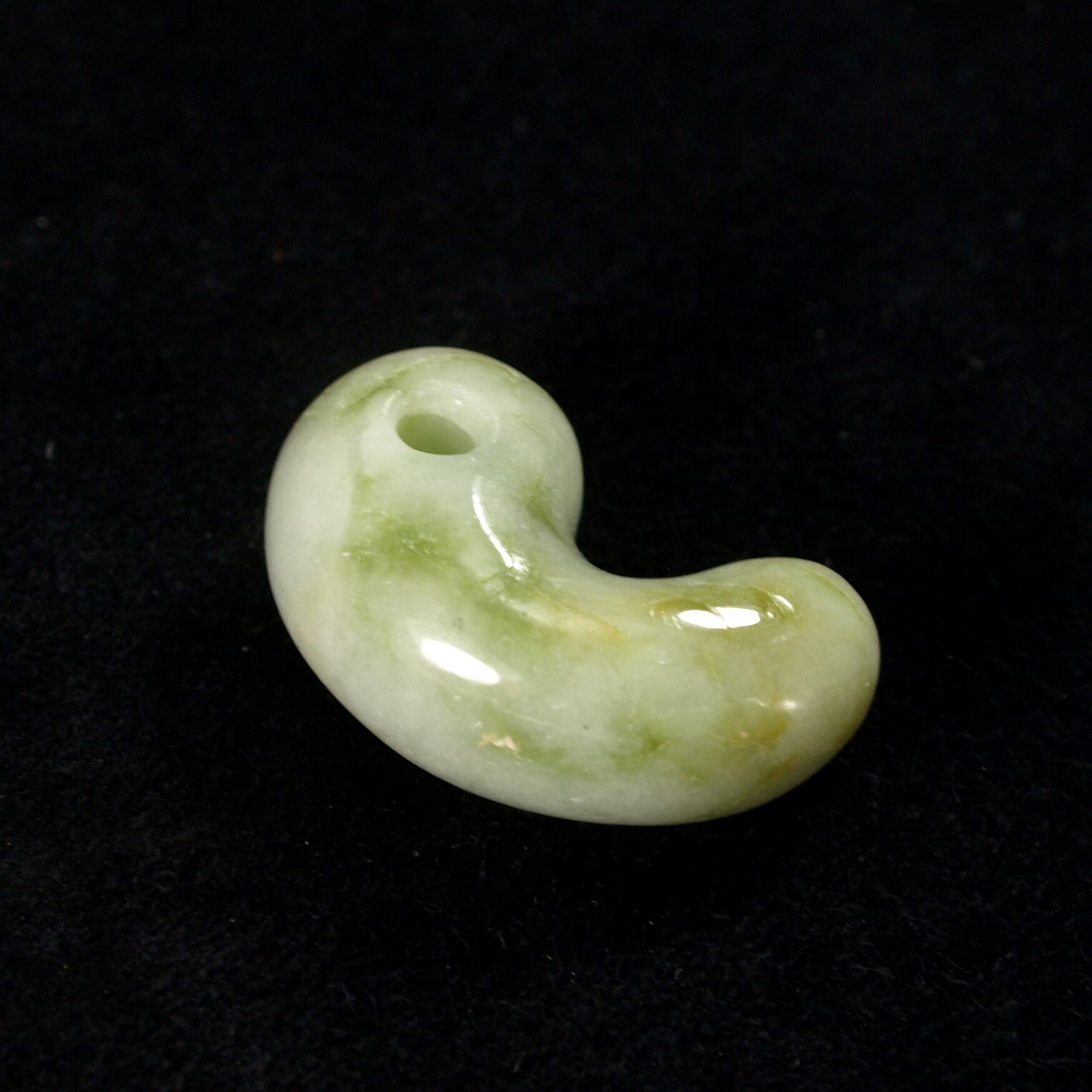 糸魚川　ヨモギ斑 翡翠勾玉 糸魚川翡翠 よもぎ色 まがたま 勾玉 9.6g Brown Green Jadeite Magatam