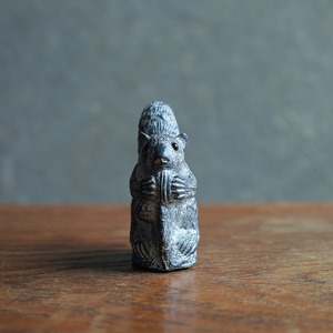 カナダから届いた、木の実を頬張るリス
