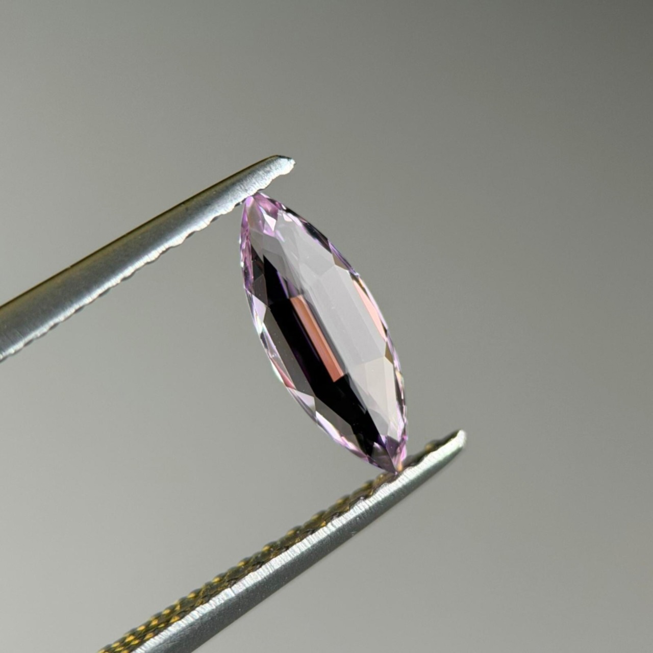 ライラックスピネル 9.4x3.4x2.9mm, 0.67ct, ベトナム産