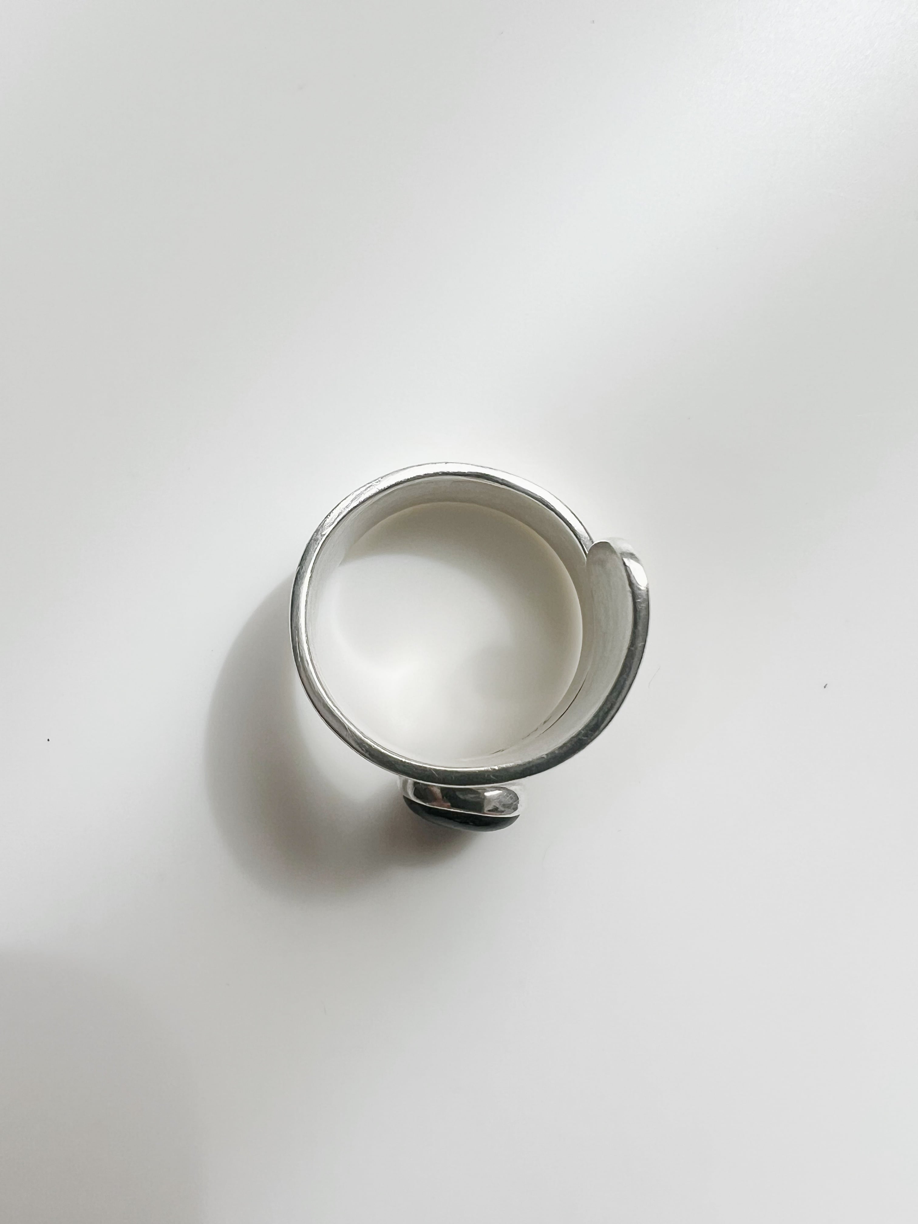 Siling Ring Onyx wrap ring | HUE9e. ヒューナイン