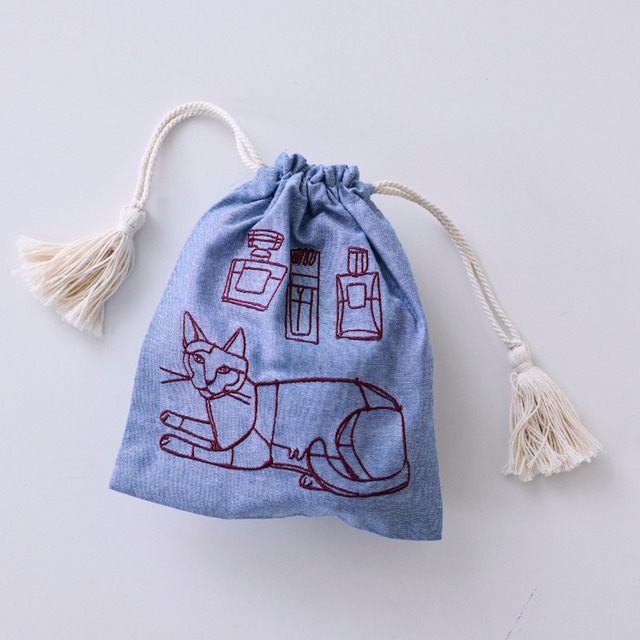 +HAyU （プラスハユ） 刺繍巾着 / ネコと香水 Lサイズ ブルー WHAQG-0071
