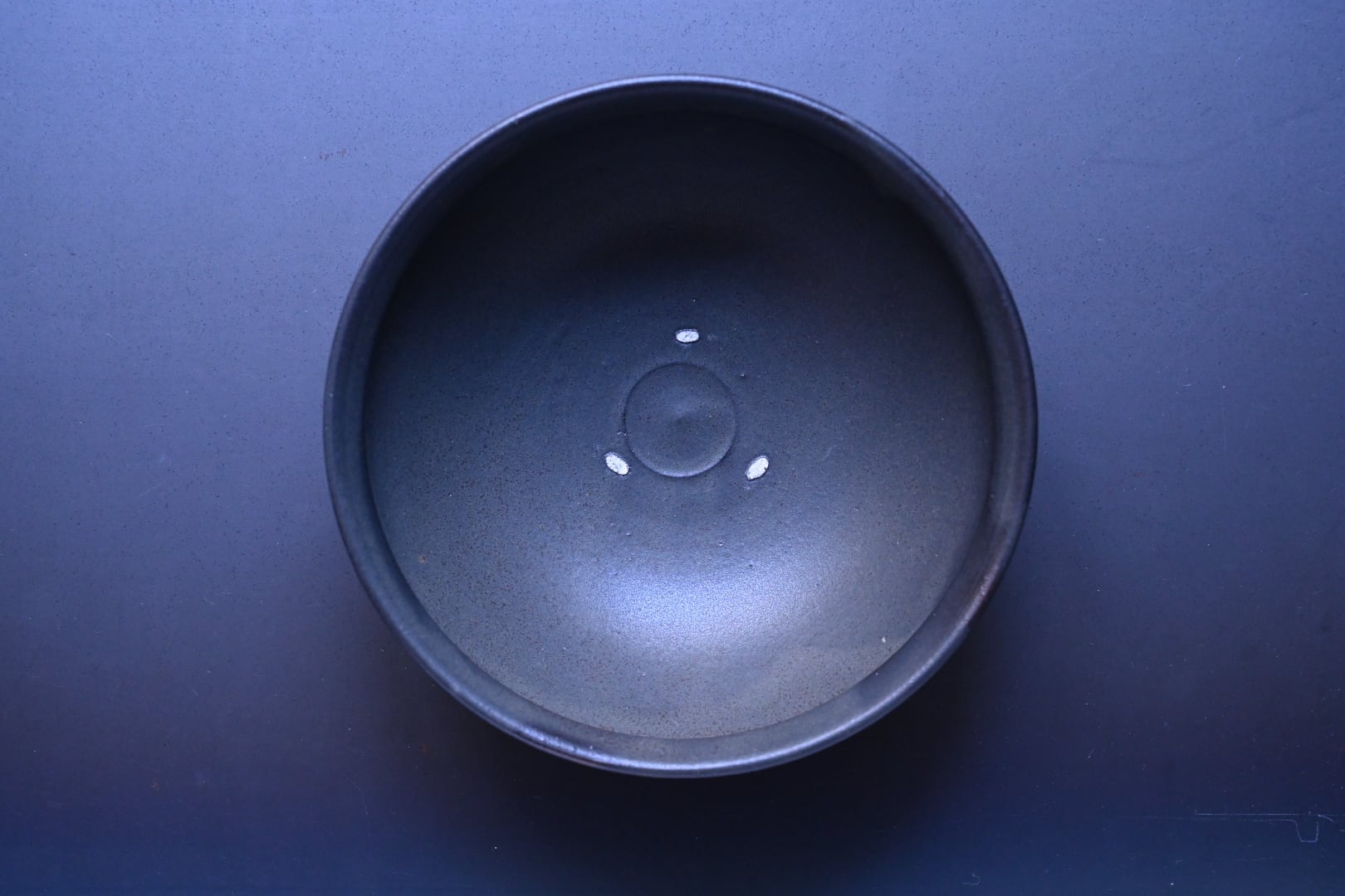 荒賀文成 黒釉五寸馬たらい皿 | 鎌倉倶楽部 茶寮