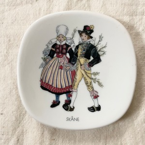スコーネ地方の民族衣装の飾り皿