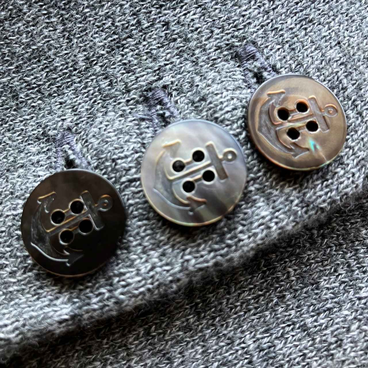 黒蝶貝ボタン付替えサービス/アンカー | Favorknits - フェイバニッツ