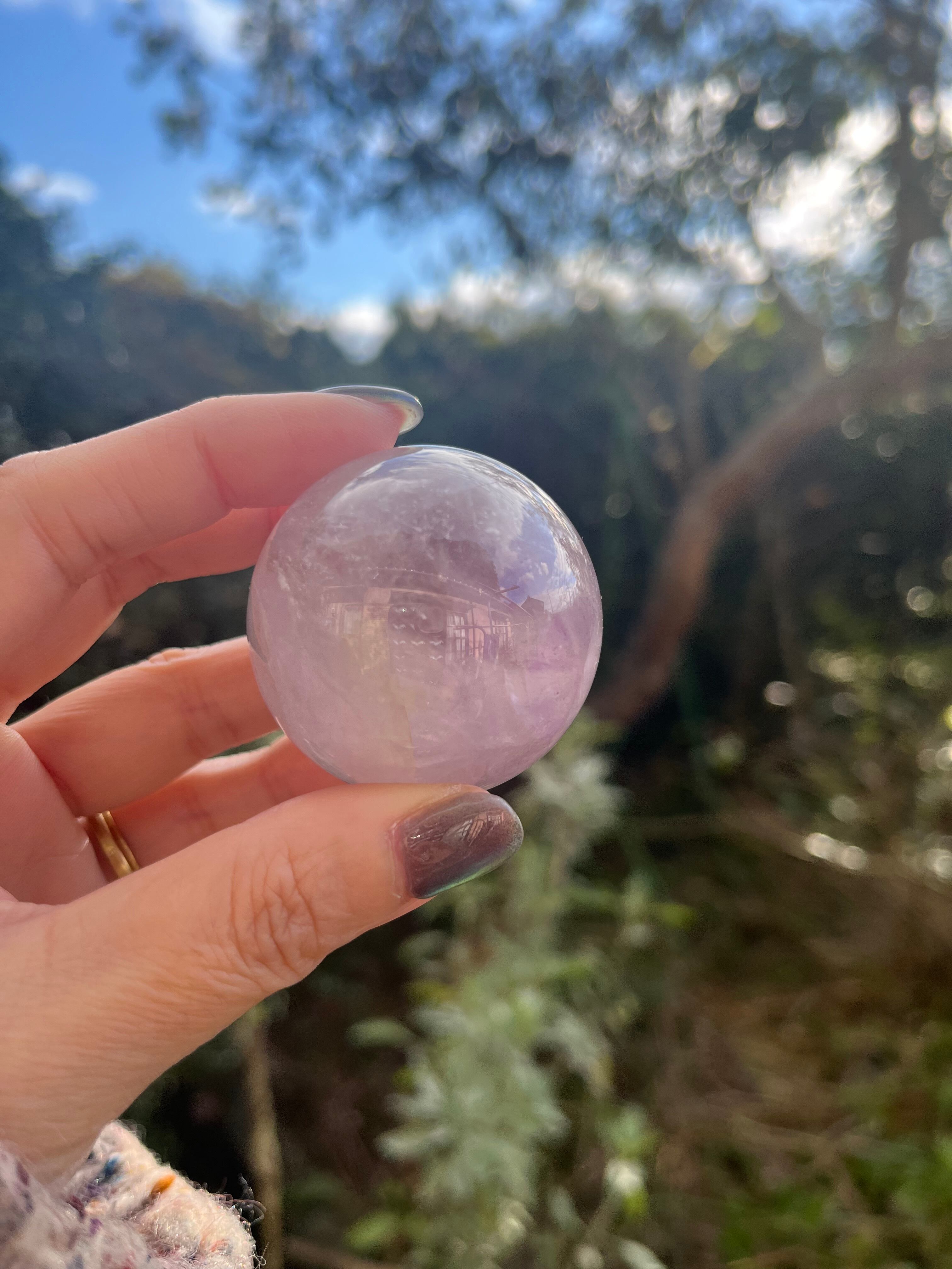 夜桜 スフィア 桜瑪瑙 50ミリ 天然石 夜桜瑪瑙丸玉（スフィア）＆蓮の花の台座 - 天然石ブレスレット