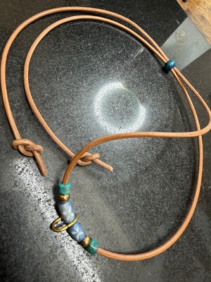丸牛革ひもネックレス