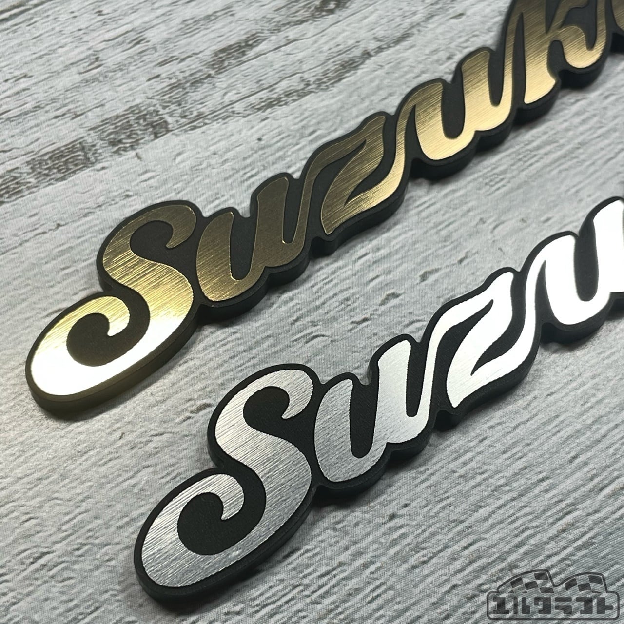 スズキ筆記体エンブレム(中)