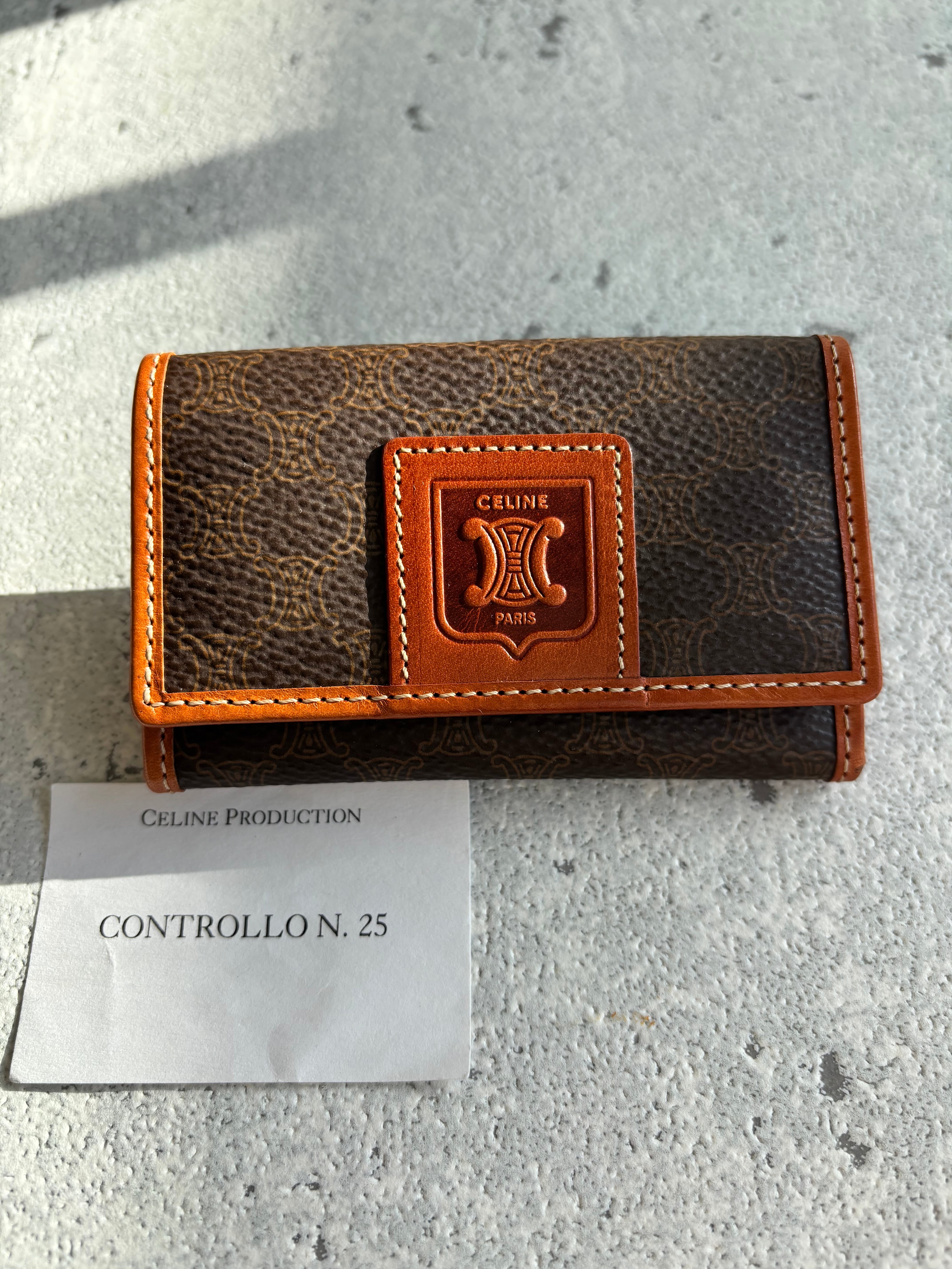 CELINE フラップトリオンフ型押し レザー　がま口財布 ブラック CELINE フラップトリオンフ型押し レザーがま口財布 ブラック | Petit