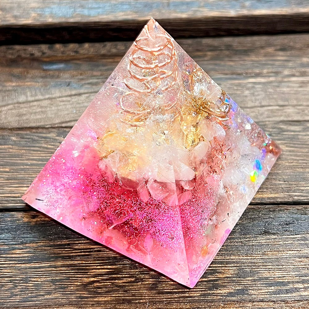 癒しのオルゴナイト❤️オーラクォーツ＋インカローズのハート型♡ 1点物】ピラミッド型オルゴナイト 桜 ローズクォーツ 高さ6