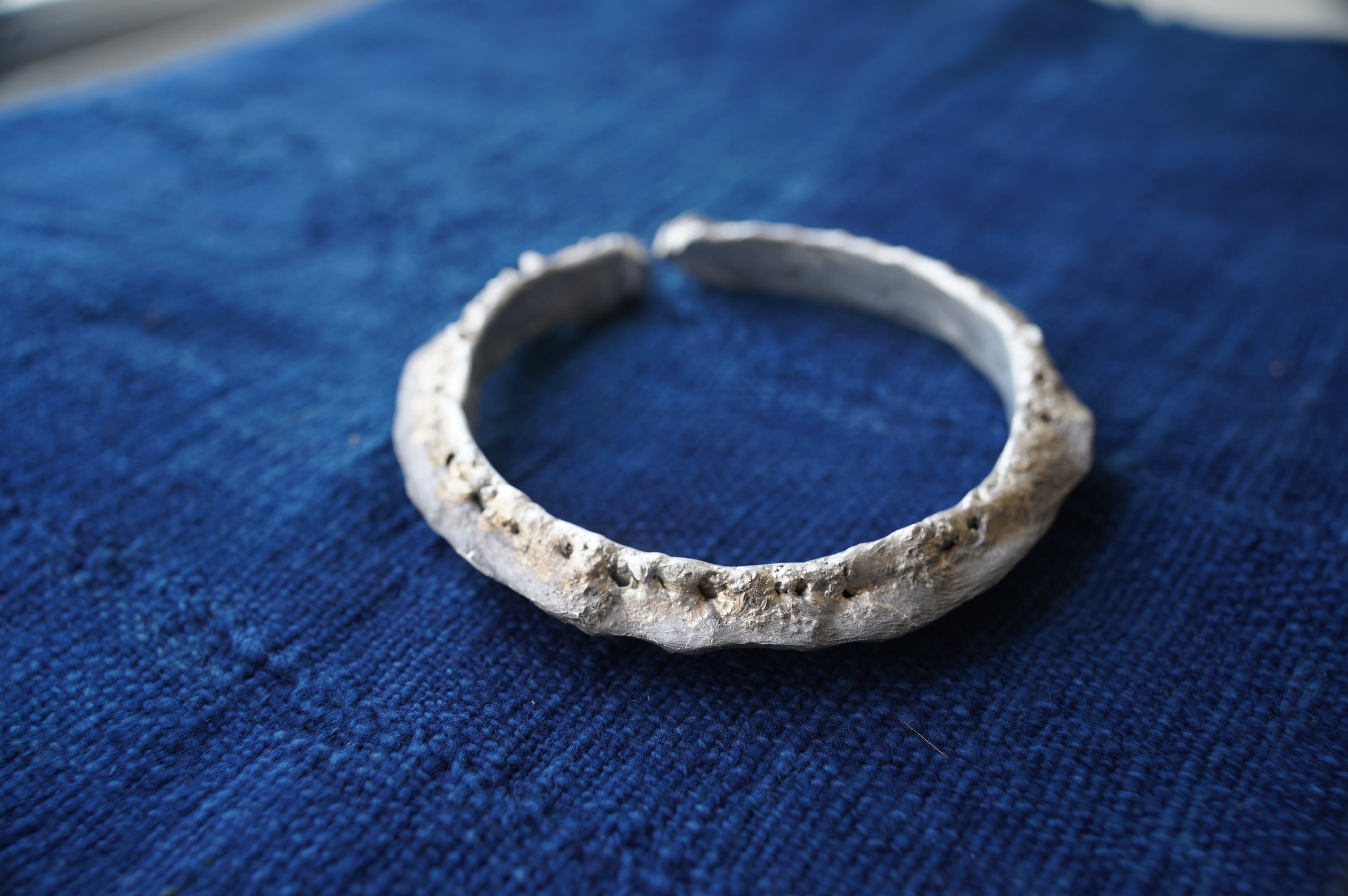 バングル 「界層-1ribbon-」 アルミ 鈴木友紀 L