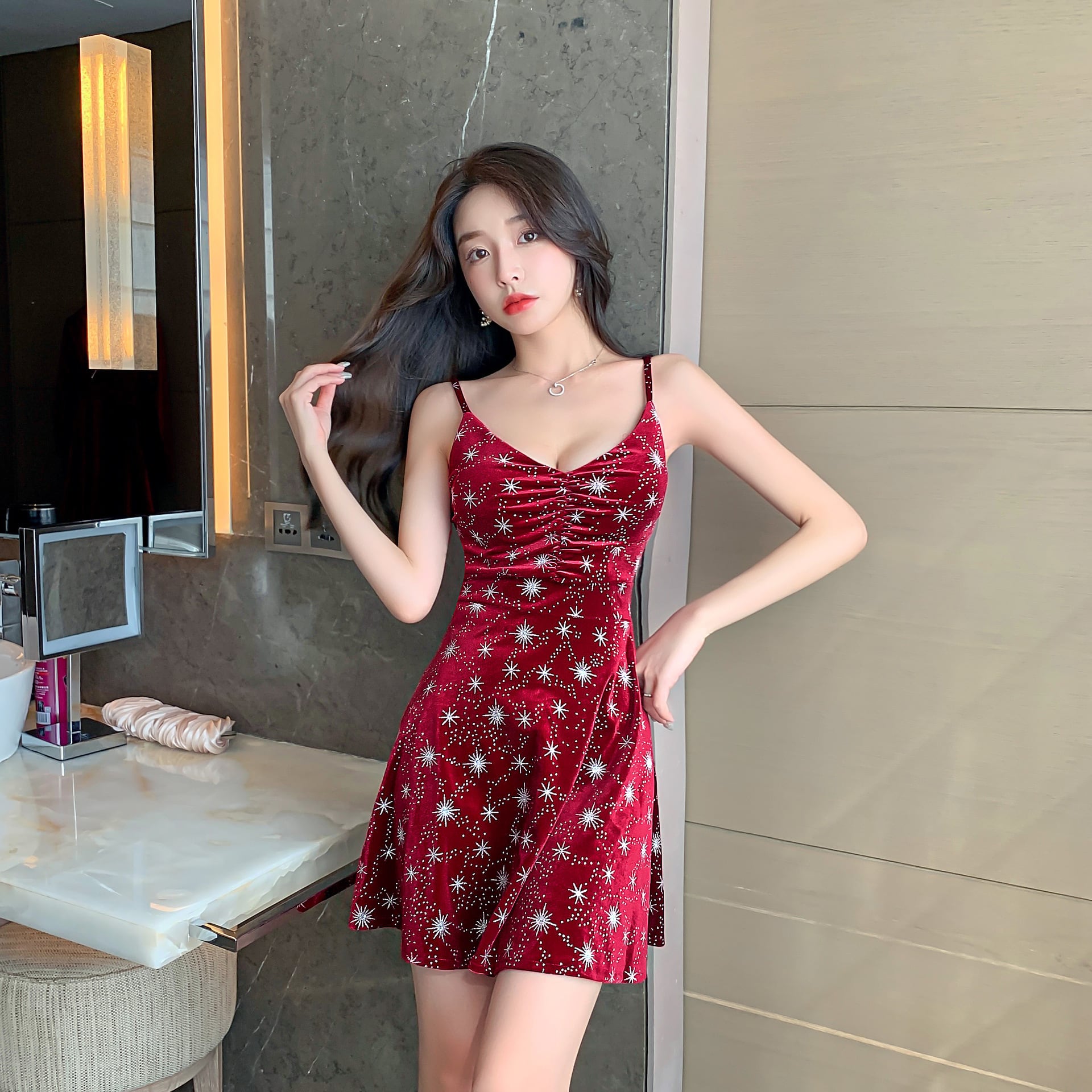 【新作】【送料無料】 2023 夏の新韓国スタイルの女性のセクシーな星空星空ゴールドベルベットサスペンダードレス 6049 0127712627017