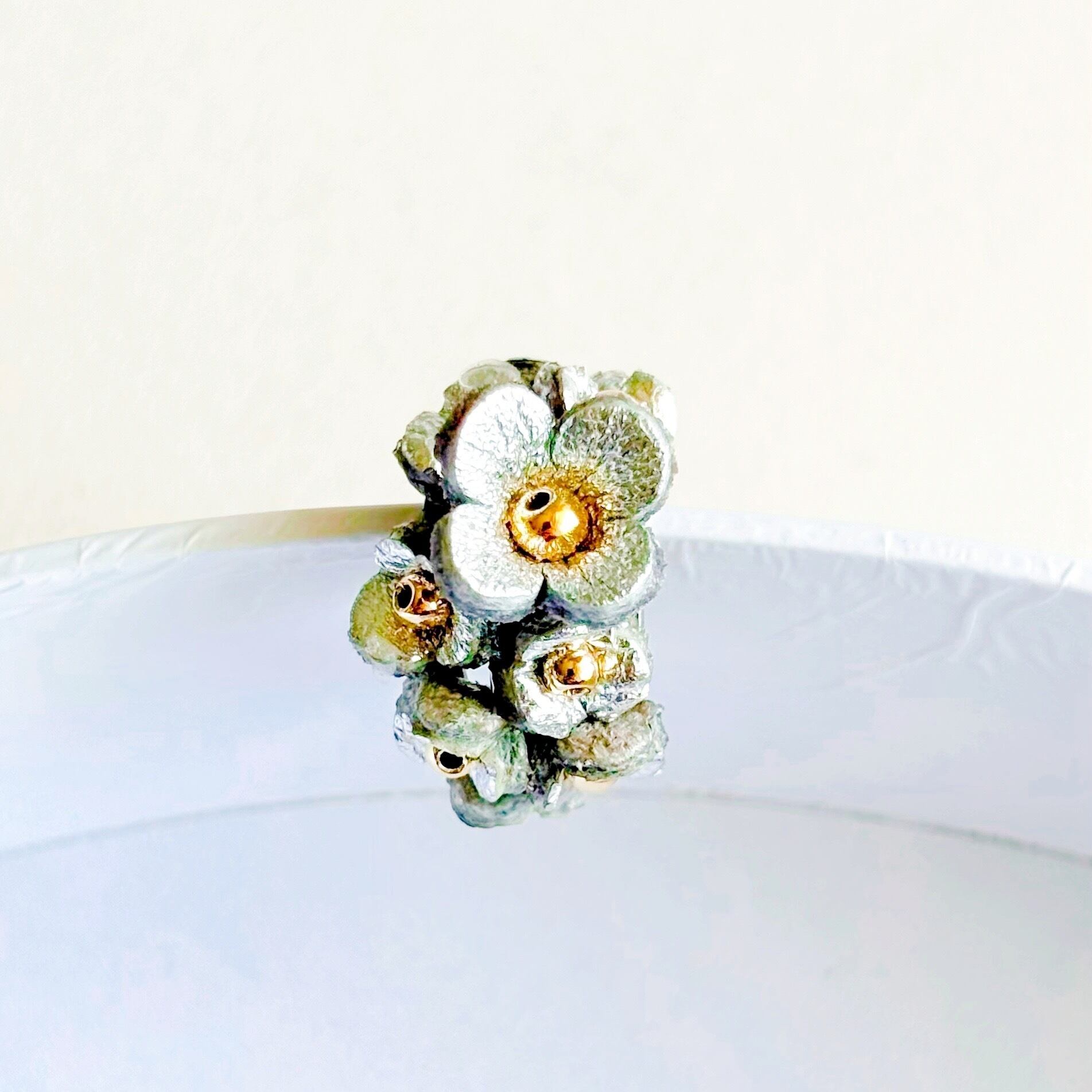 ミニフラワードロップピアス/イヤリング(ホワイト） | Allamanda