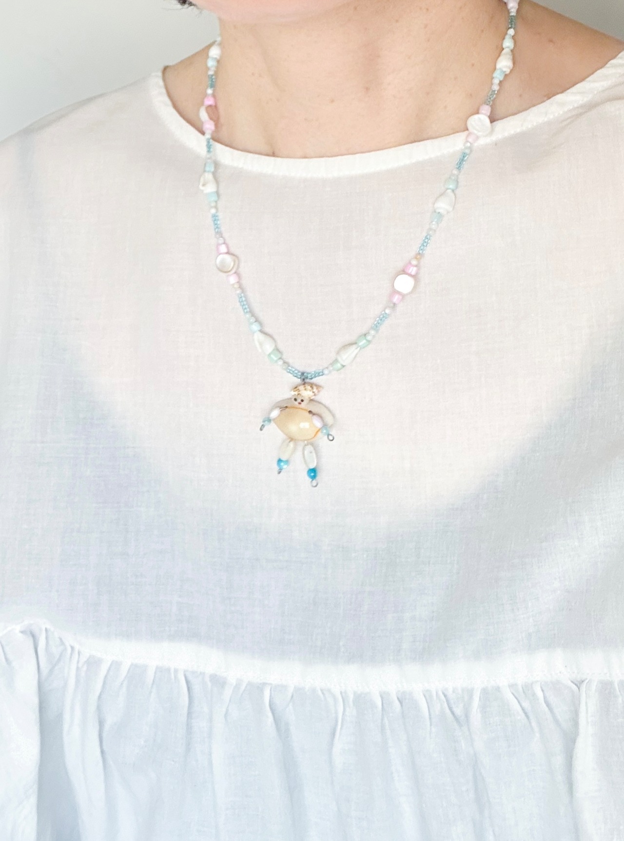 「サマーセール」ペンダント“ガラスとシェルビーズのブルー&ピンク”