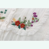 【3color】森に咲く、午後の記憶 – 植物刺繍とラッフルが彩るシャツ 《Y0226》