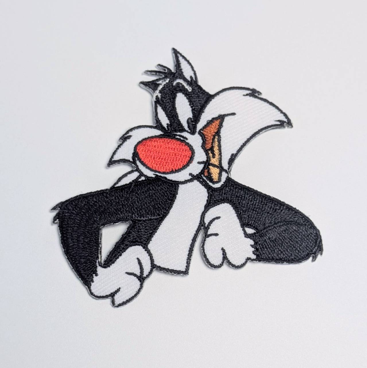 送料無料！ ★刺繍アイロンワッペン★【 Looney Tunes / ルーニーテューンズ 】Sylvester Cat ( シルベスターキャット )  〚アメリカン雑貨 アメトイ〛