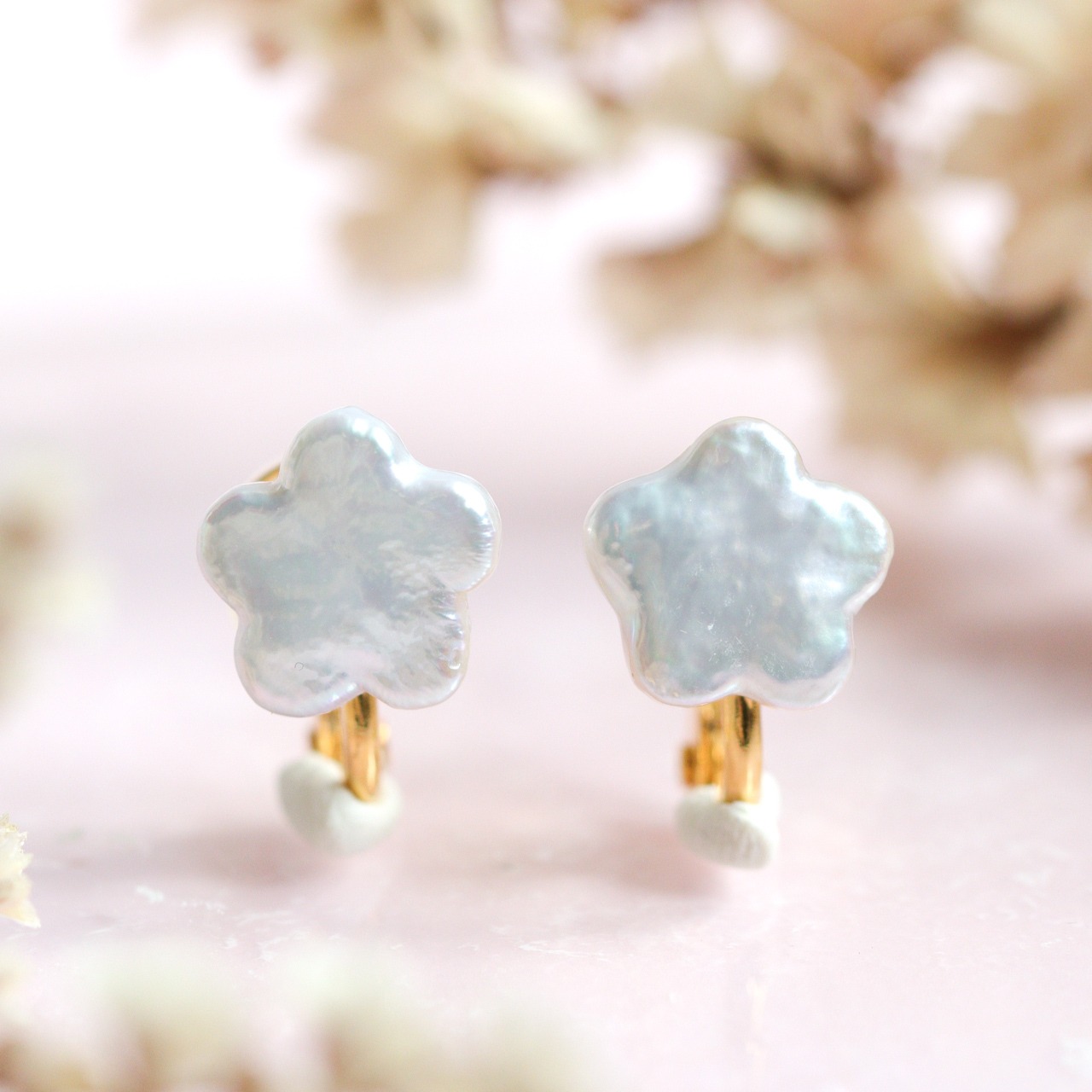 【痛くなりにくい】花パールのイヤリング｜シンプル 淡水パール  花 フラワー セミフォーマル セレモニー 母の日 金属アレルギー対応 アクセサリー シルバー925(K24GP)