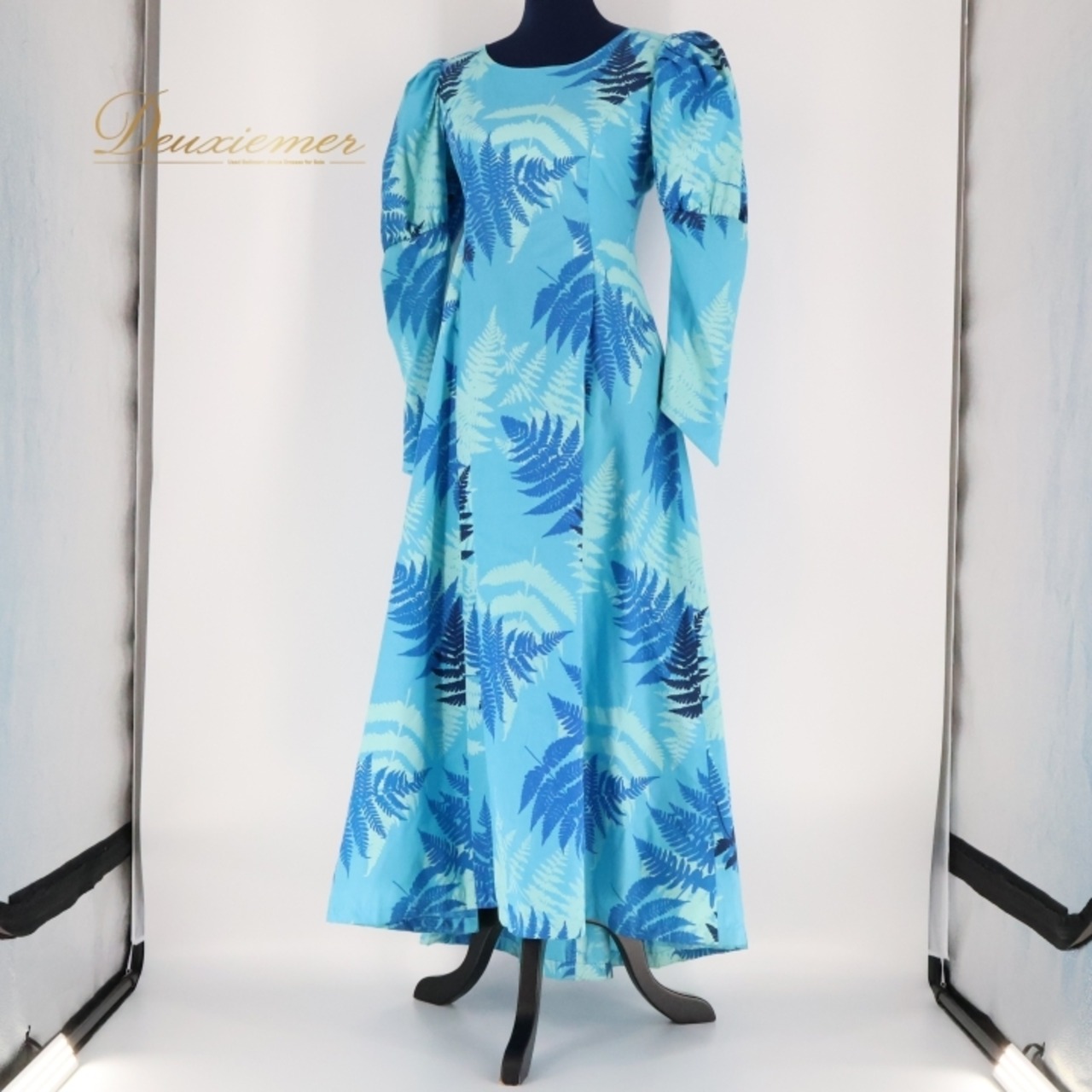 フラダンス 衣装 ワンピース ドレス ブルー系 ハワイアンプリント アロハ レッスン 練習 長袖 青 水色 植物柄 かわいい 上品 おしゃれ 大人っぽい さわやか 鮮やか 華やか ロング丈 パフスリーブ フェミニン エレガント カジュアル 自然柄 パーティー コーディネート 清楚