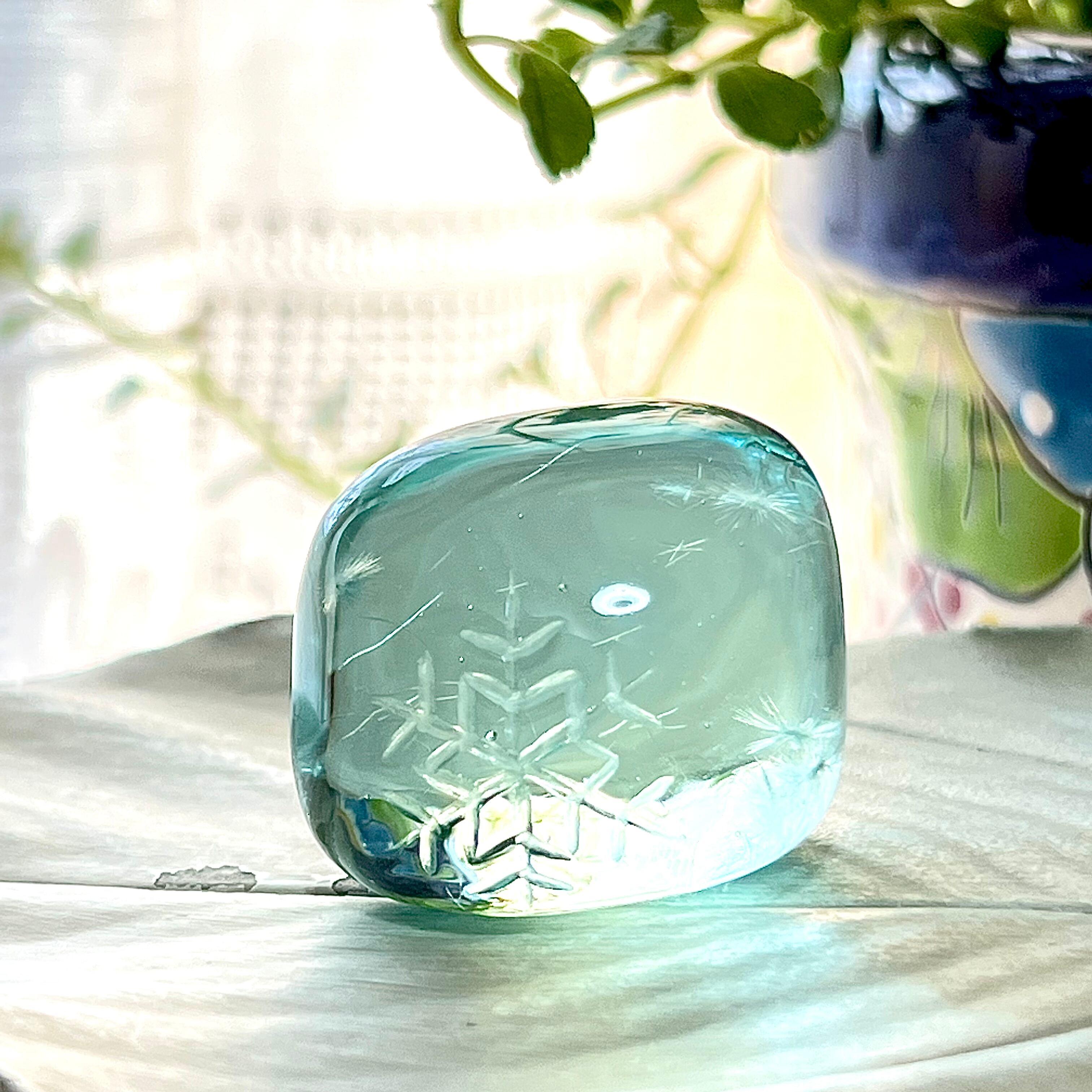 アクア&スノー 雪の結晶カービングのお守り石 インドネシア産アンダラクリスタル