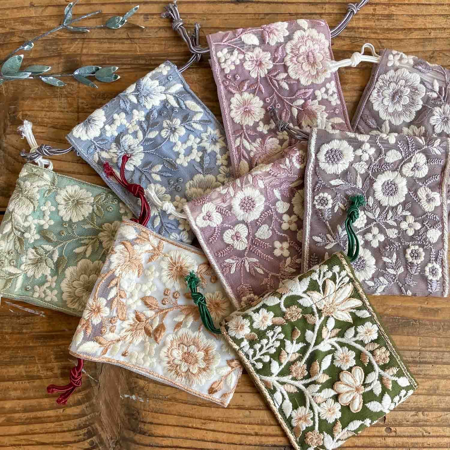 新色追加〉Duaオリジナル 刺繍地ミニ巾着 ※セール対象外 | Dua