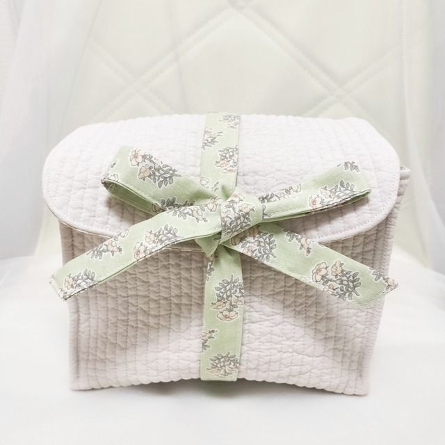 巾着付きボックス型リボンポーチ　アイボリーヌビ&若草色の小花