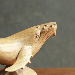 海を優雅に泳ぐ、木製のクジラ
