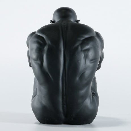 膝を抱えて座る人の置物 | Pay ID