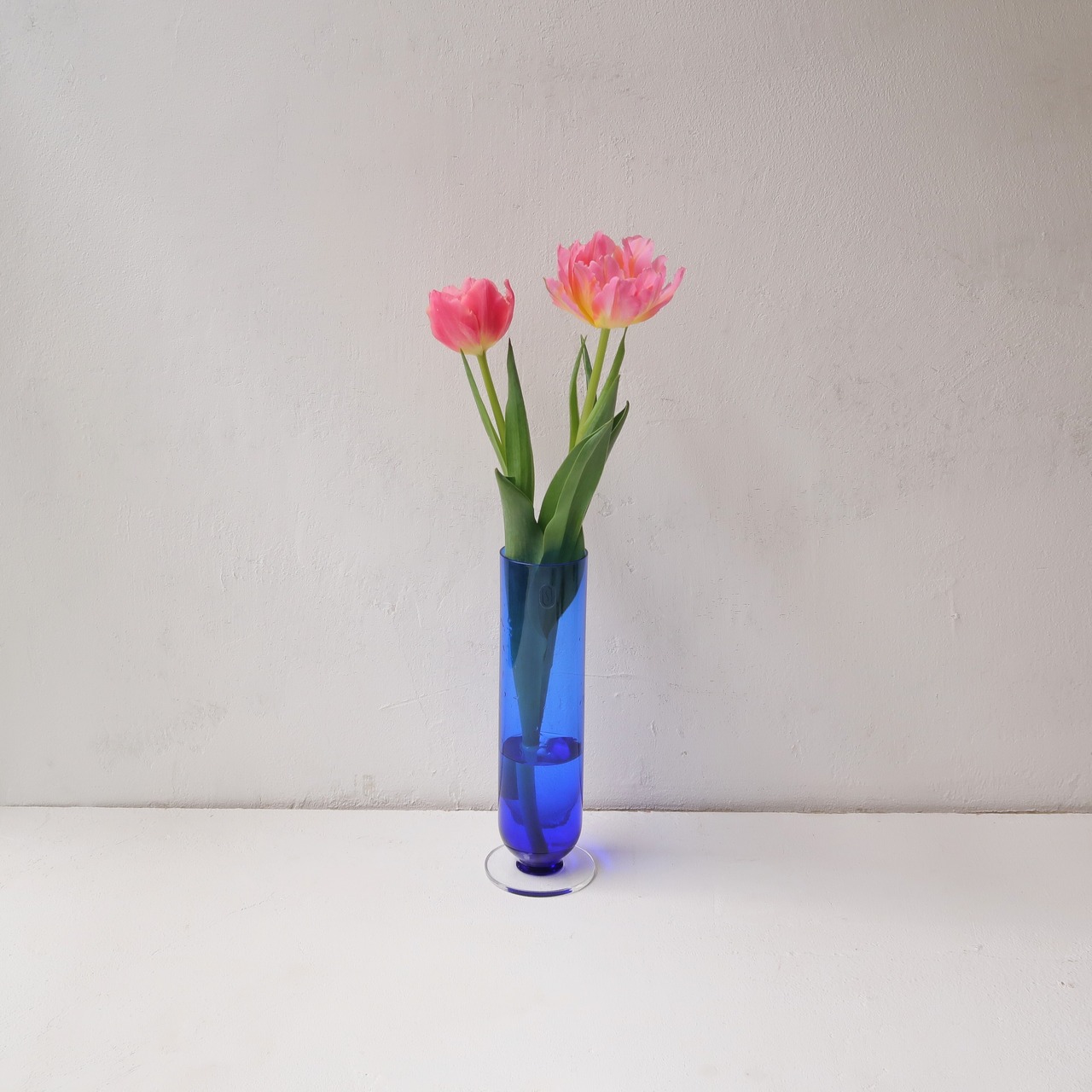 試験管のようなブルーの花瓶