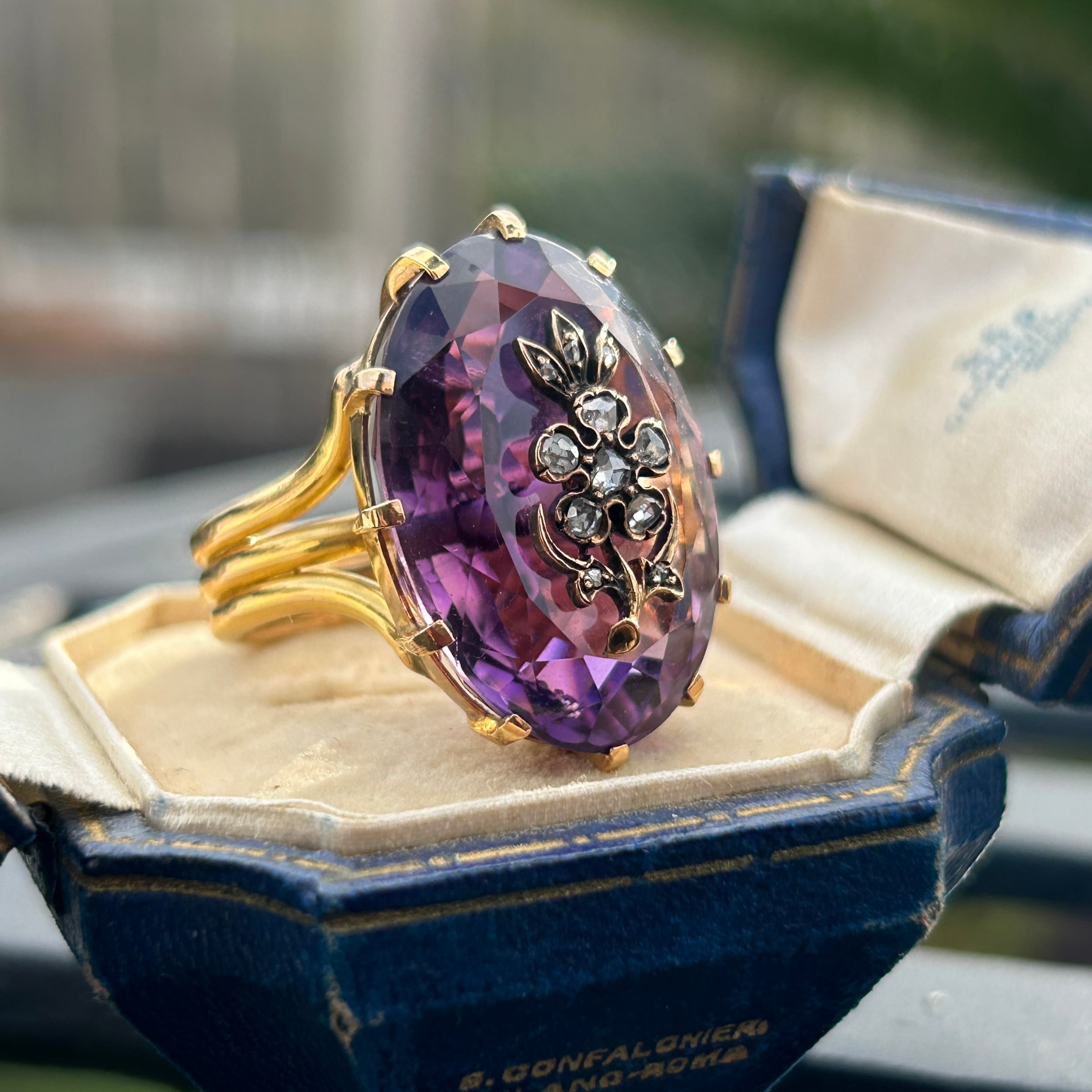 欧州アンティーク　K15 大きなサイベリアンアメジスト小花添えのリング