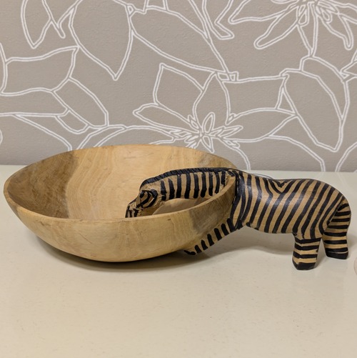 ケニア産 彫り出しシマウマ木皿①