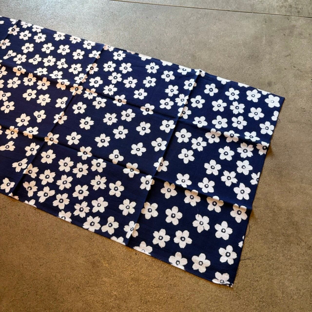 TENUGUI VERSION 伝統工芸 手ぬぐい桜吹雪 sakura NAVY | RIVERSIDE BASE