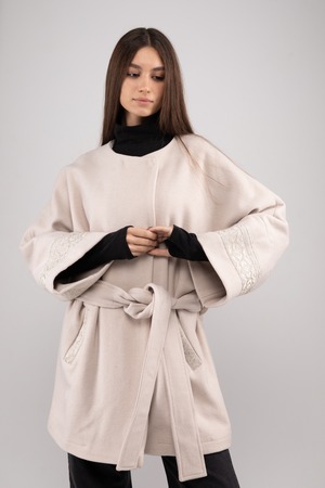 ウクライナ産プレミアムウール100%ジャケットコート（白）平行縫い　シルク手刺繍