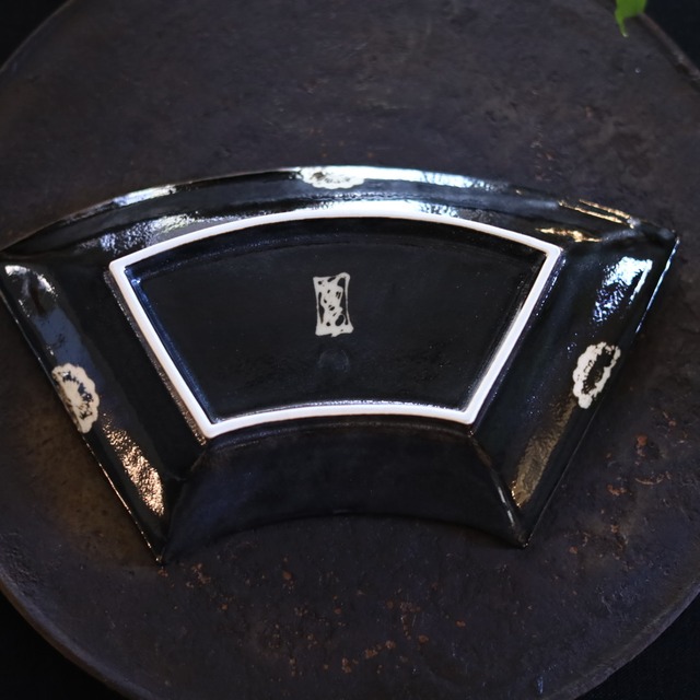 AS 福泉窯　黒志野三島手扇面皿