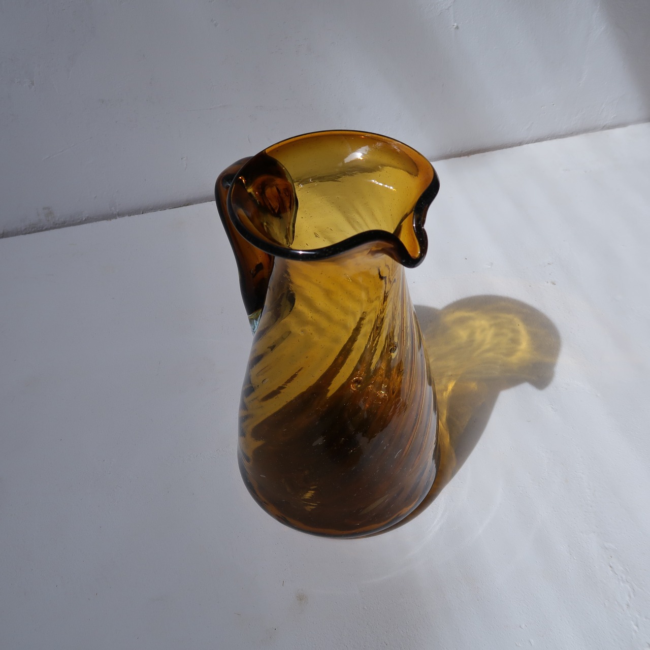 琥珀色の水差し