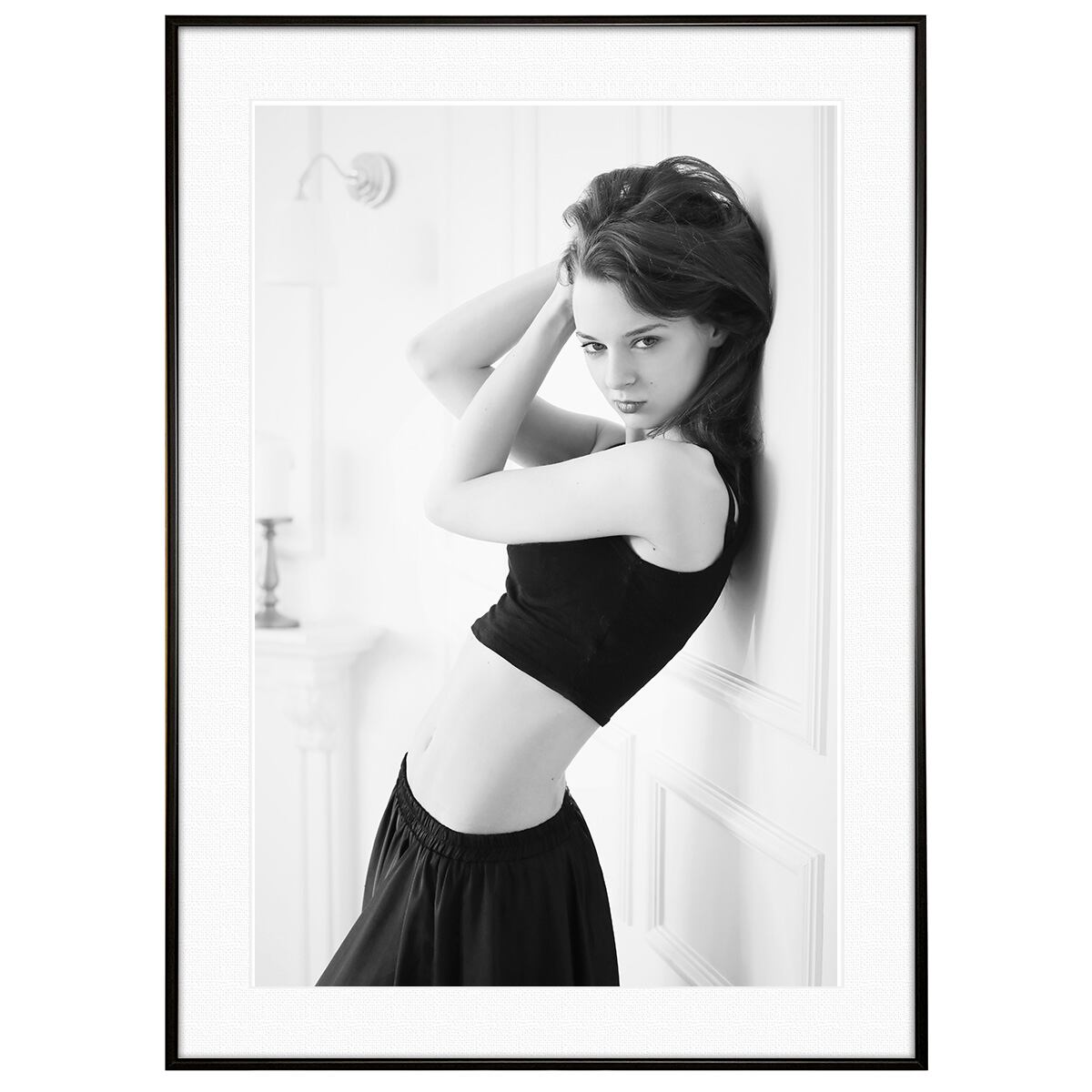 人物写真 ポーズをとる女性 インテリアアートフォト モノクロポスター額装 AS4364