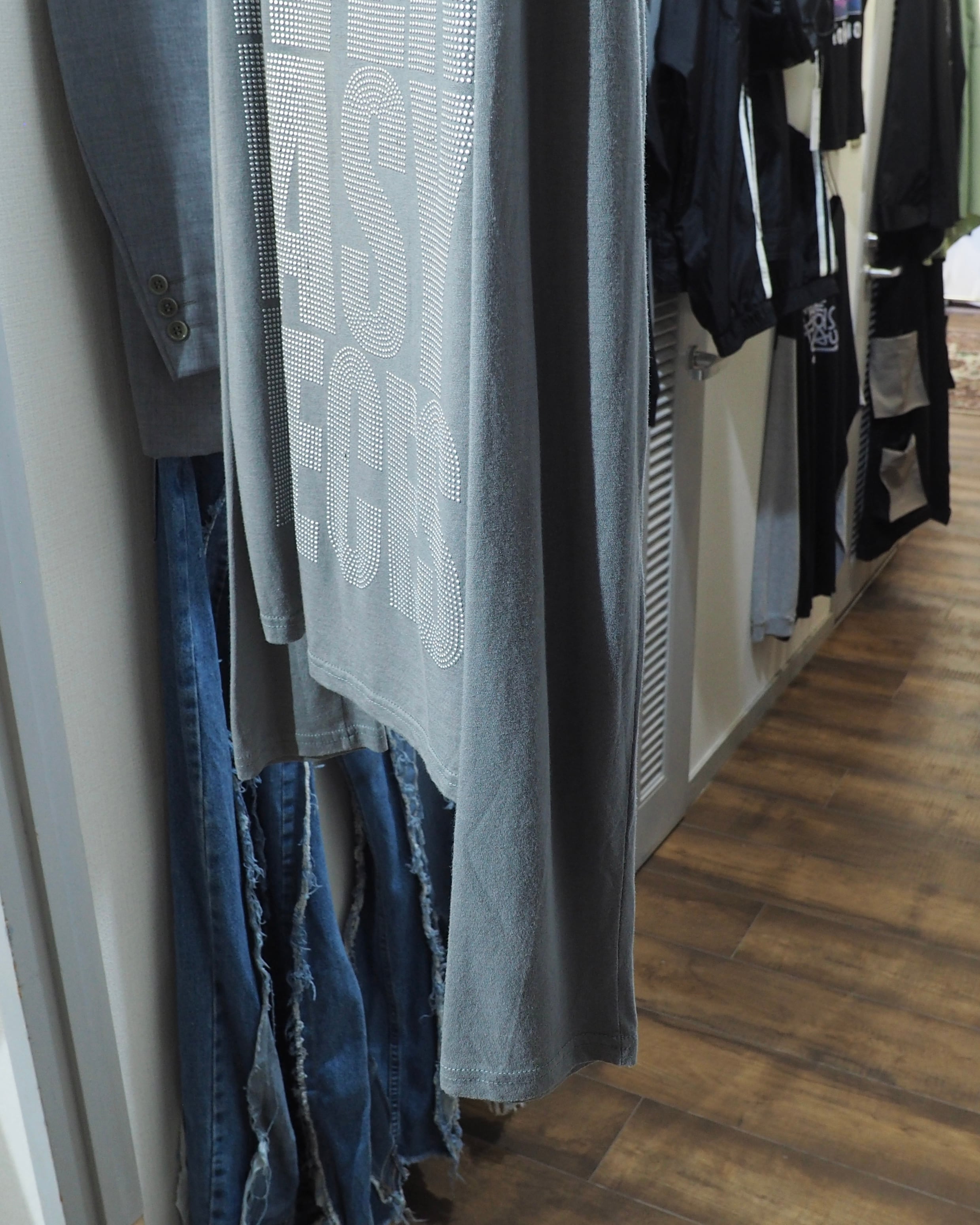 ” glamb - EVEN EASY PIECES ” Dot Font printed Long sleeve Tee