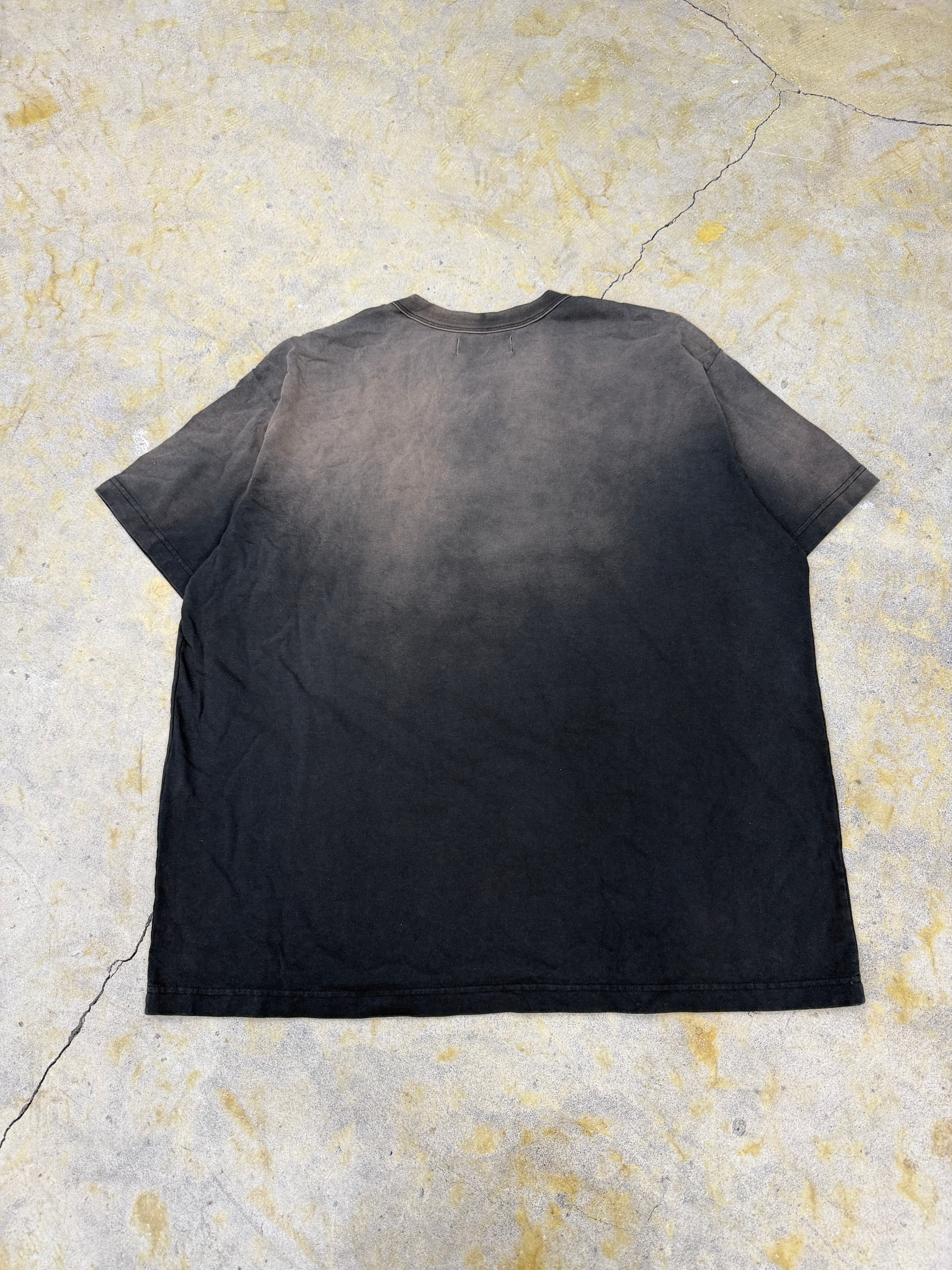 DAIRIKU | BUTTON EYE DOLL Sunburn H-S Tag Tee | Sunburn Black | HOWDAY